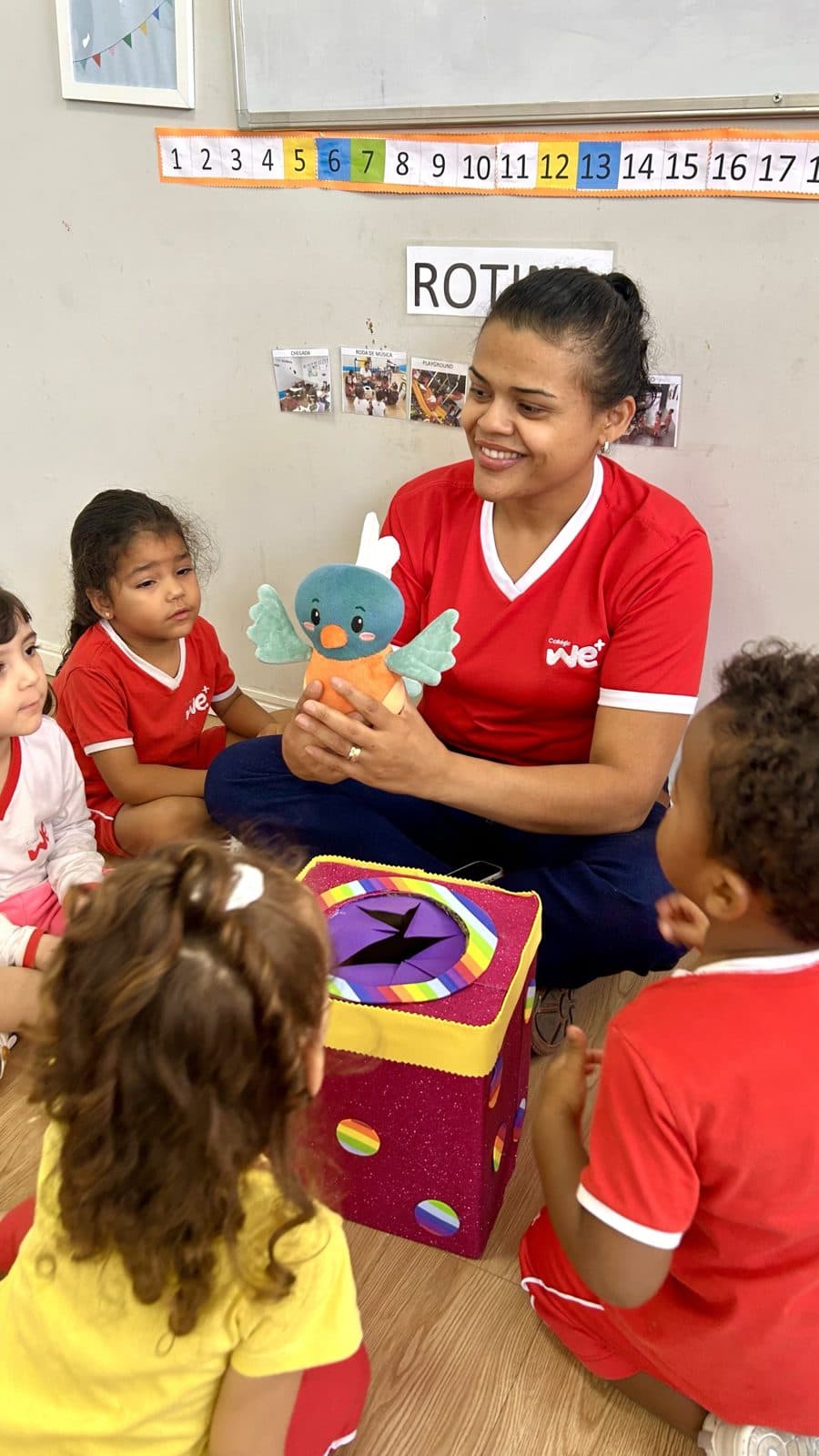 Professora em roda com os alunos e um fantoche