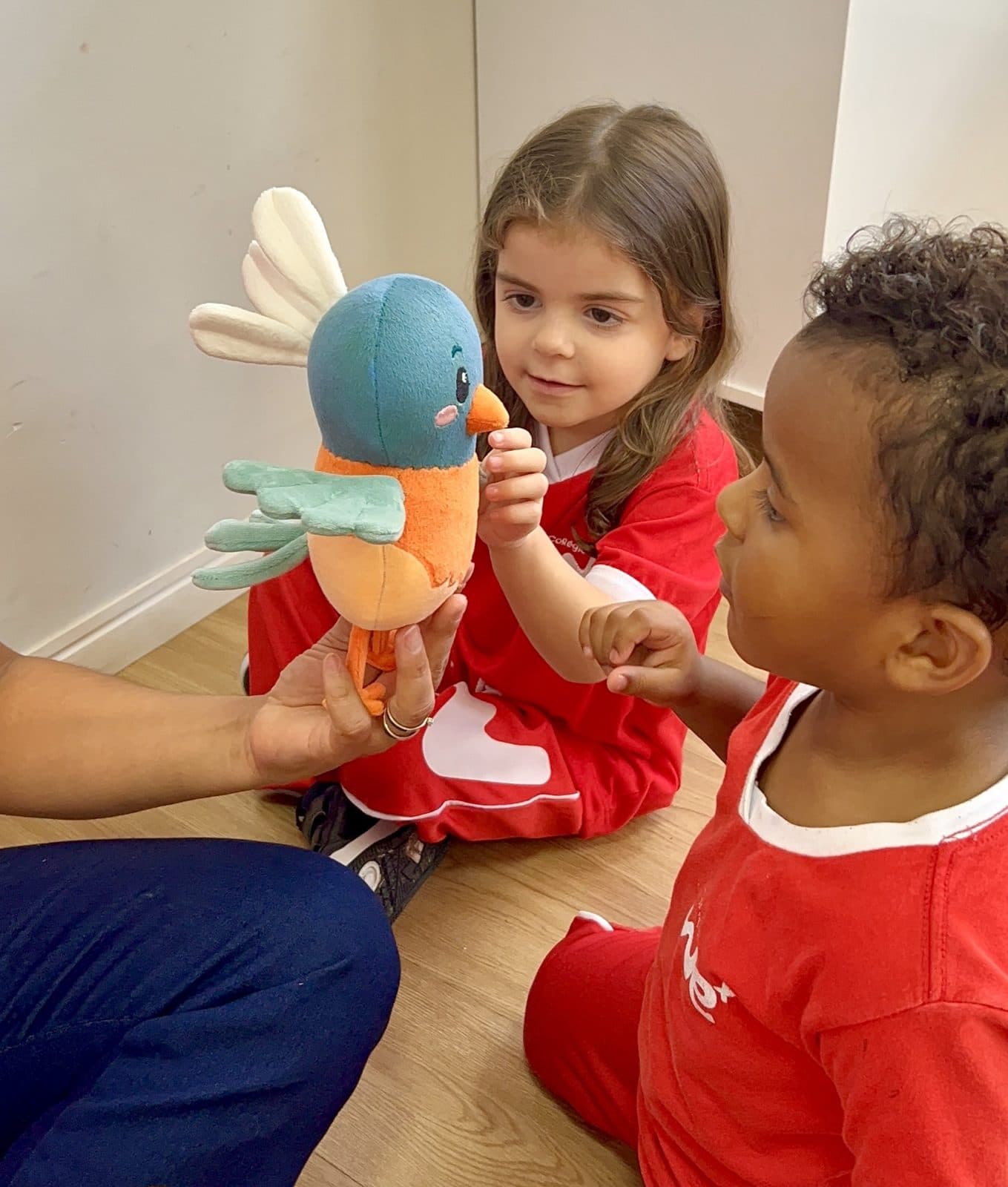 Alunas brincando com um fantoche de passarinho